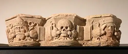 Chapiteau avec tête de mort.