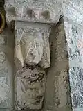 Paysan, vêtu d'un bliaud, enfonçant un épieu dans la gueule d'un énorme dragon