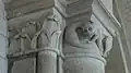 Monstre sur un chapiteau.
