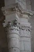 Un chapiteau modifié.