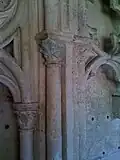 Traces de polychromie sur des chapiteaux du cloître