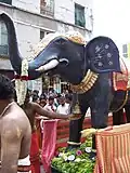 Un éléphant caparaçonné en résine lors de la procession de Ganesh à Paris.