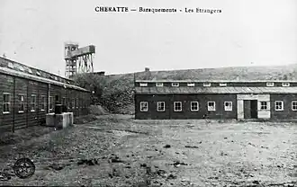 La tour du puits Belle-Fleur, le terril et les logements de mineurs.