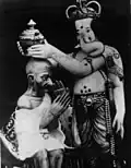 Charge de Gandhi, béni par le dieu Ganesh. Statue caricaturale réalisée à l'occasion du Chaturthi en 1932.