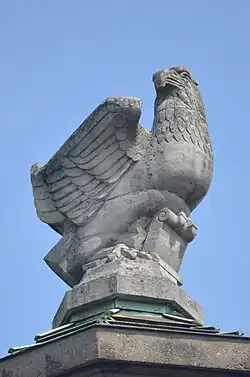 L'aigle de saint Jean, sculpture monumentale à l'église Saint-Christophe de Charleroi.