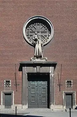 Porte d'entrée de la nouvelle église (rue Charles II). Sculpture d'Oscar Jespers.