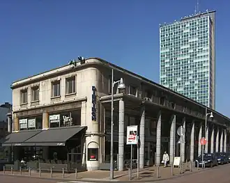 Les Colonnades, immeuble aujourd'hui détruit qui apparait également dans le film.