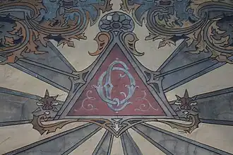 Détail du sgrafitte avec les initiales C-O ou C-Q entrelacées.