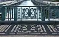 Les garde-corps du pont de style Art déco.