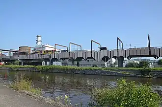 Station vue depuis les berges de la Sambre.