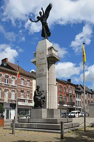 Le Monument aux martyrs sur l'Avenue de Waterloo inauguré en 1922 par l'architecte Émile Devreux.