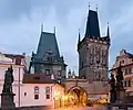 Les tours gothiques et l’entrée du pont Charles dans Malá Strana, un des quartiers historiques de Prague, sur la rive gauche de la Vltava.