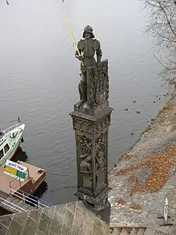 Bruncvík, chevalier d'une légende tchèque (cette statue ne se trouve pas sur le pont proprement dit, mais sur l'une des piles à l'extrémité de l'île Kampa).