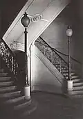 Escaliers du théâtre du Vaudeville, boulevard des Capucines, en 1869.Photographie de Charles Marville.