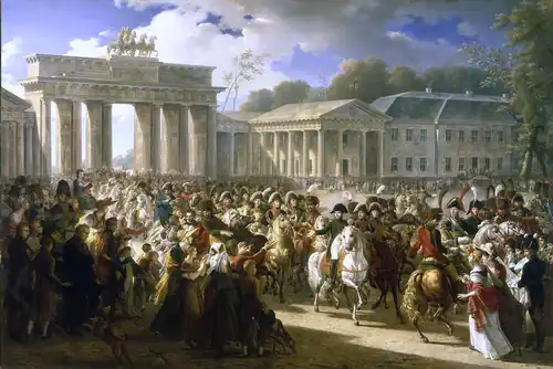 L’Empereur, acclamé par les berlinois, est entouré de ses officiers et des chasseurs à cheval de sa garde. Pour décrire l’excitation et la curiosité de la foule amassée devant la Porte de Brandebourg, le peintre à laissé libre cours à sa palette brillante, dominée ici par le rouge, le vert et le blanc. On distingue toutefois au premier plan, légèrement en retrait, un vieux Prussien vêtu de sombre lève la main sans ferveur au passage des troupes qui entrent dans sa ville.