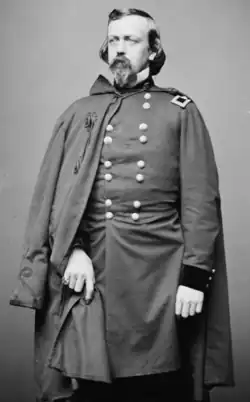 Image en noir et blanc du corps entier du général Stone en uniforme de l'armée de l'Union avec cape