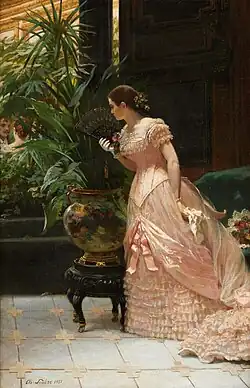 Peinture qui représente une femme richement vêtue d'une ample robe satinée blanc rosé qui se dissimule derrière une immense plante en pot.