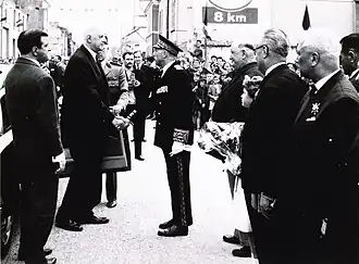 Le président de la République salue le préfet sous le regard du maire M.&nbsp;Dolhem.