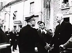 Le président de la République salue le préfet M.&nbsp;Vie.