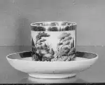 Tasse à café et sous-tasse en porcelaine décorées d'un paysage animé et de dorures, 1801-1810 (photographie de 1959 du KIK-IRPA), Liège, Grand Curtius.