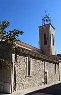 L' église et son clocher surmonté d'un campanile.
