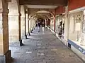 Le rez-de- chaussée des galeries à arcades accueille de nombreux commerces.