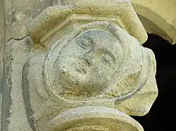 Le visage voilé symbolise la pudeur et l'humilité.
