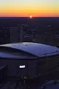 Coucher de soleil au-dessus du bâtiment