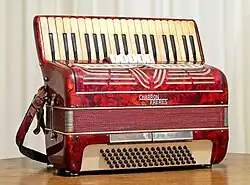 Un accordéon rouge