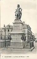La statue au centre de la place, avec le socle du piédestal.