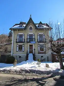 Un hôtel.