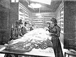 Photo (1901).Vérification et tri du linge à la première blanchisserie.