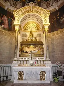 Châsse du Saint Curé, dans la basilique d'Ars.