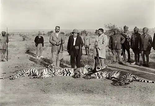 Clemenceau en compagnie du maharajah Ganga Singh et du maharajah Madho Rao Scindia lors d'une chasse au tigre à Gwalior, janvier 1921.