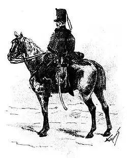 Un cavalier de Napoléon sur son cheval, tourné vers la gauche, de biais, le sabre pendant sur le côté gauche.