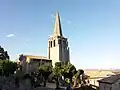 Église Saint-Hilaire et sa flèche à crochets.