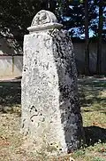 Il s'agit en fait d'une pierre de construction mise en place lors de la création de la place des Ecreignes à l'emplacement d'une ruine.
