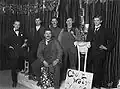 Groupe d'acteurs au Chat Noir en 1920. Photographie de Anders Beer Wilse.