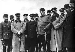 Les négociateurs lors de la signature de l'accord d'armistice de Tchataldja