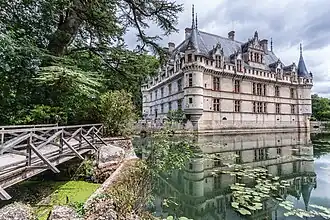 Vue par le jardin.