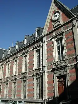 Façade et ancienne entrée principale de l'hôtel-Dieu.