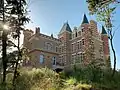 Façade sud à l’arrière du château avec, sur la gauche, l'extension construite en 1908.