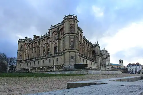 Vue d'angle du château.