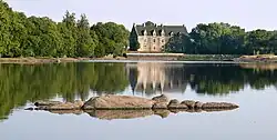 Le château de Comper et l'étang.