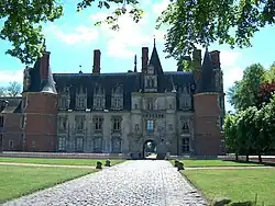 Vue du château depuis l'entrée.