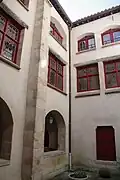 La cour intérieure.