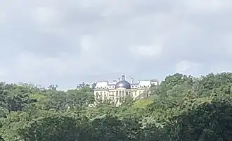 Le château Louis XIV à Louveciennes vu depuis la colline de La Celle-Saint-Cloud.