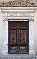 Porte, avec la date de 1881 gravée.