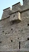 Les créneaux et la bretèche du logis seigneurial.