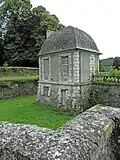 Un pavillon d'entrée.